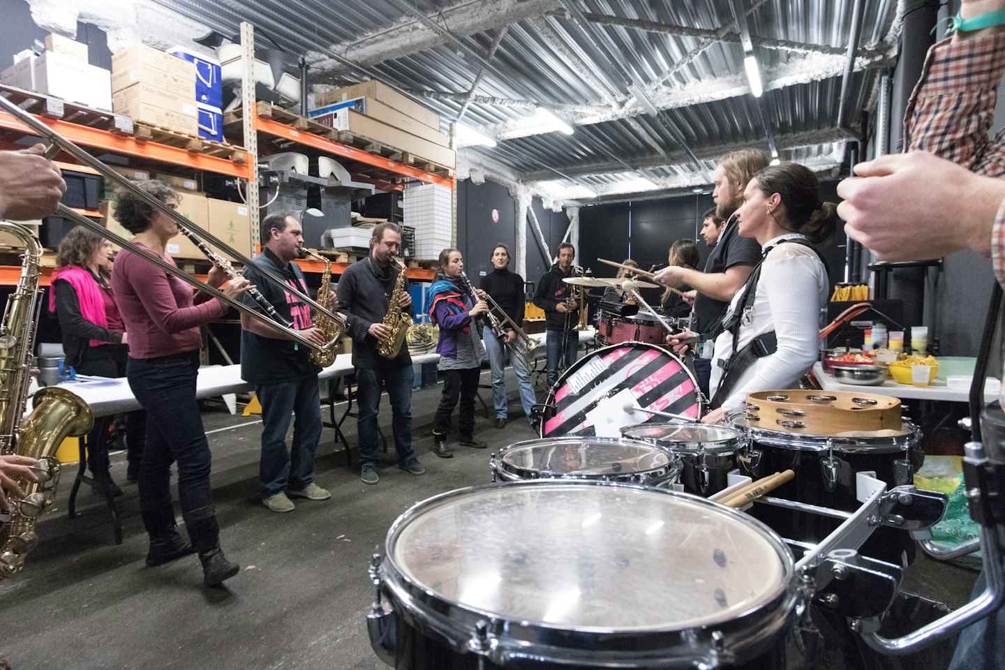 Musicisti provano insieme in uno studio industriale.