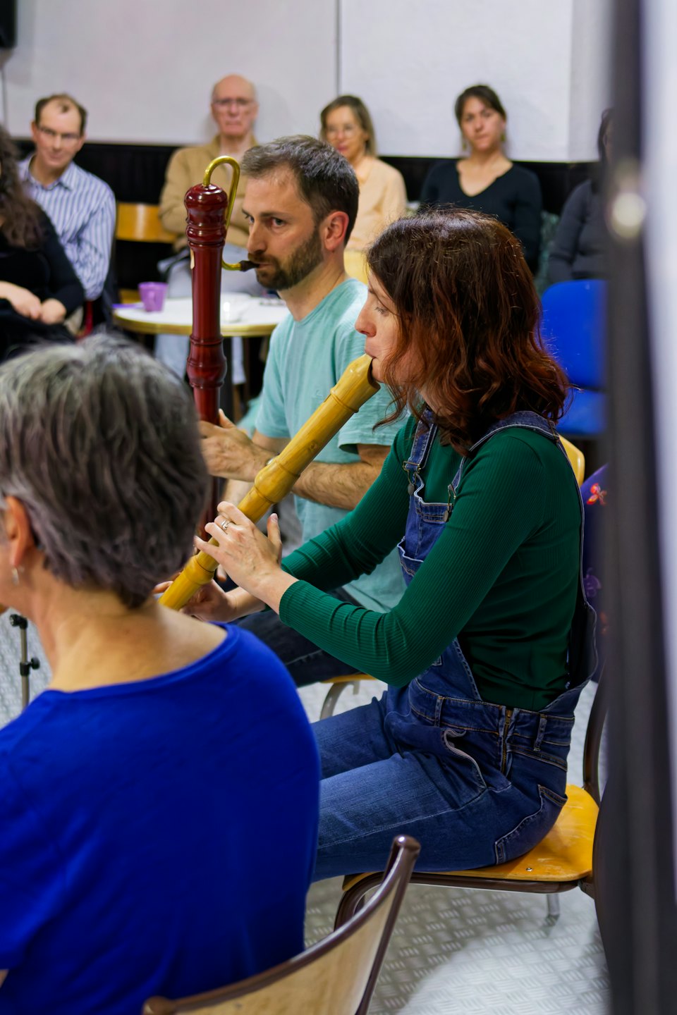 Studenti suonano strumenti a fiato in legno durante una lezione di musica.